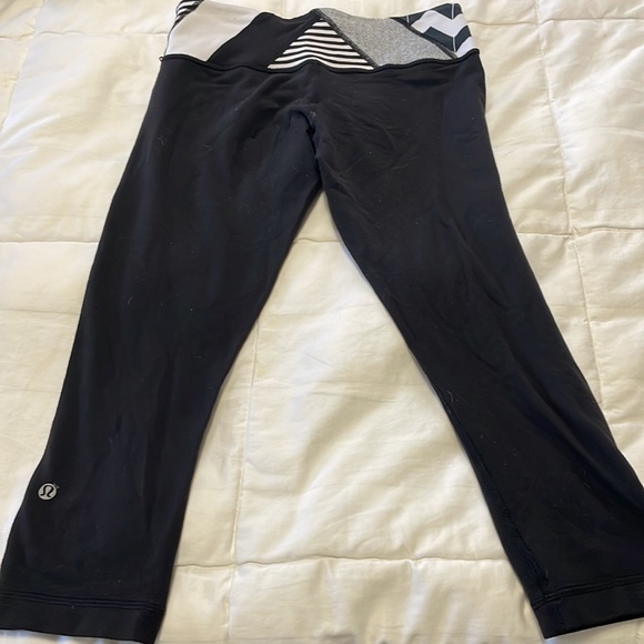 very old lululemon leggings, size 4. reversible and cropped. - Picture 3 of 7